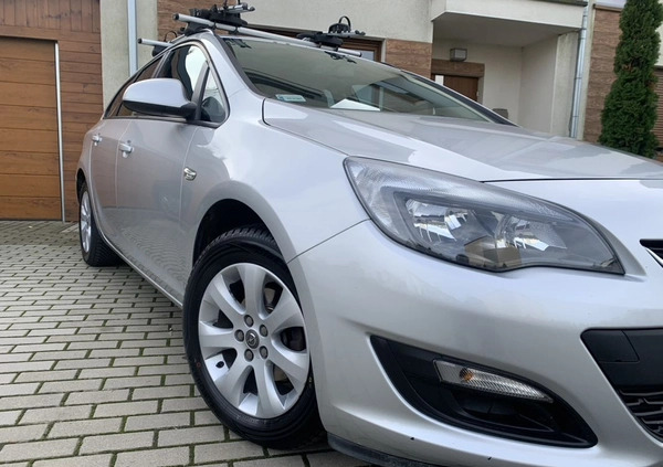 Opel Astra cena 37500 przebieg: 146000, rok produkcji 2015 z Mikołów małe 56